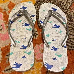 HAVAIANAS womens thong flip flops blue and white birds with silver dove charm